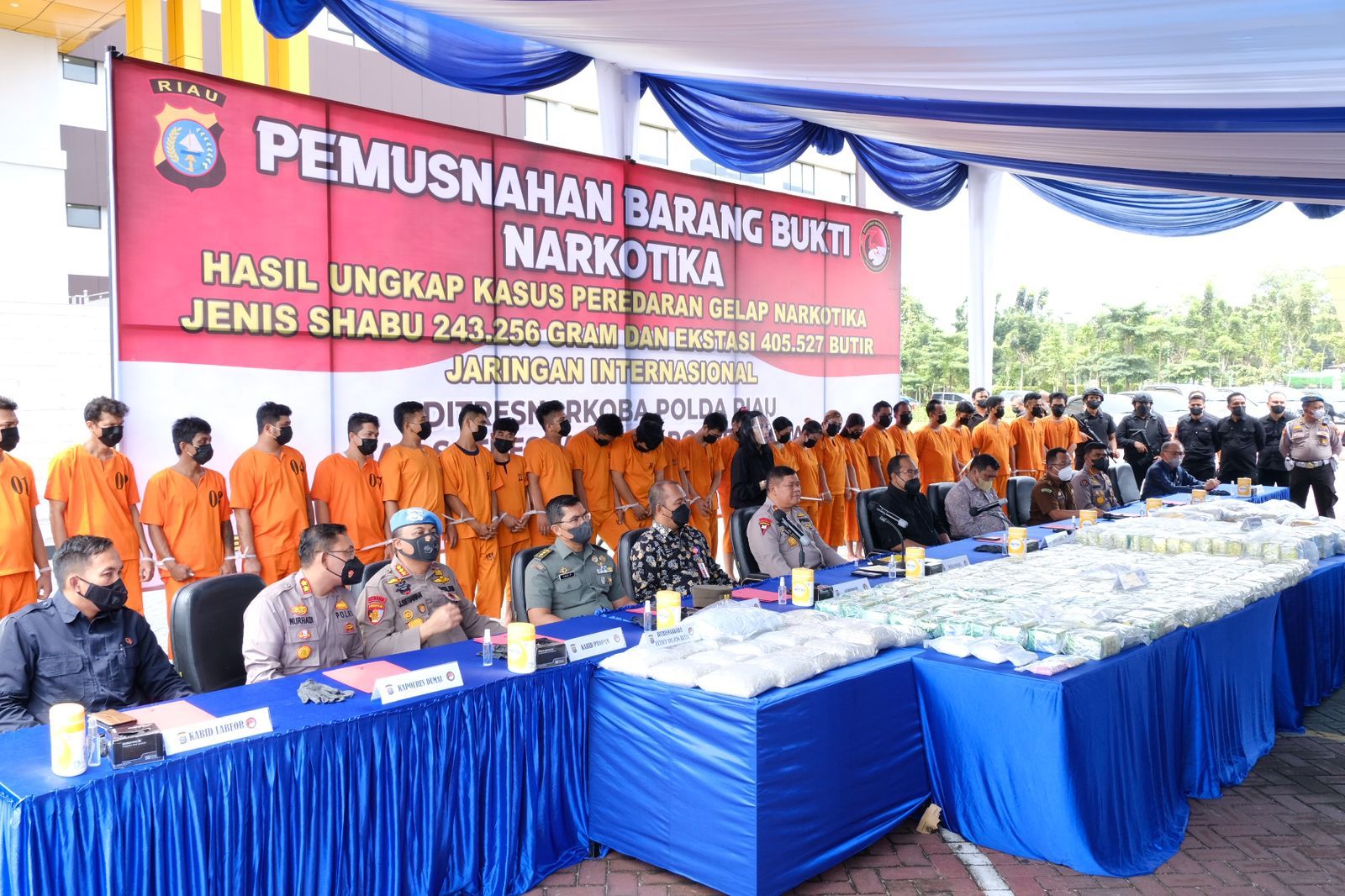 Polda Riau Musnahkan 243 Kg Sabu dan 405.527 Butir Ekstasi dari Jaringan Narkoba Internasional.