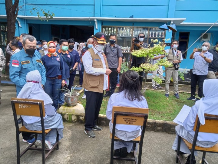Kepala BNPB Pusat Tinjau Vaksinasi Anak yang ditaja IDI di SMA N 8 Pekanbaru   i