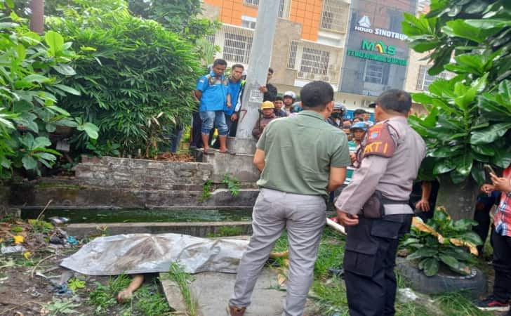 Mayat Pria Tergeletak di Pinggir Jalan Gegerkan Warga Binawidya