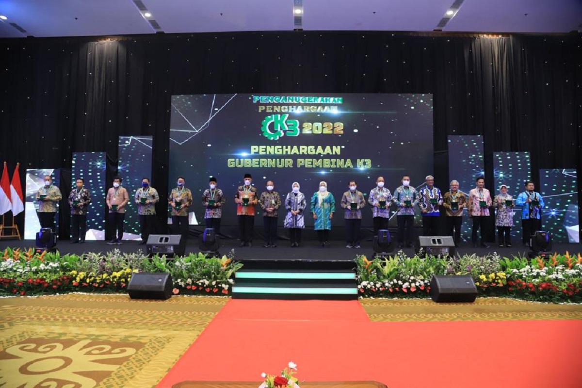Gubernur Riau Terima Penghargaan Sebagai Pembina K3 Terbaik