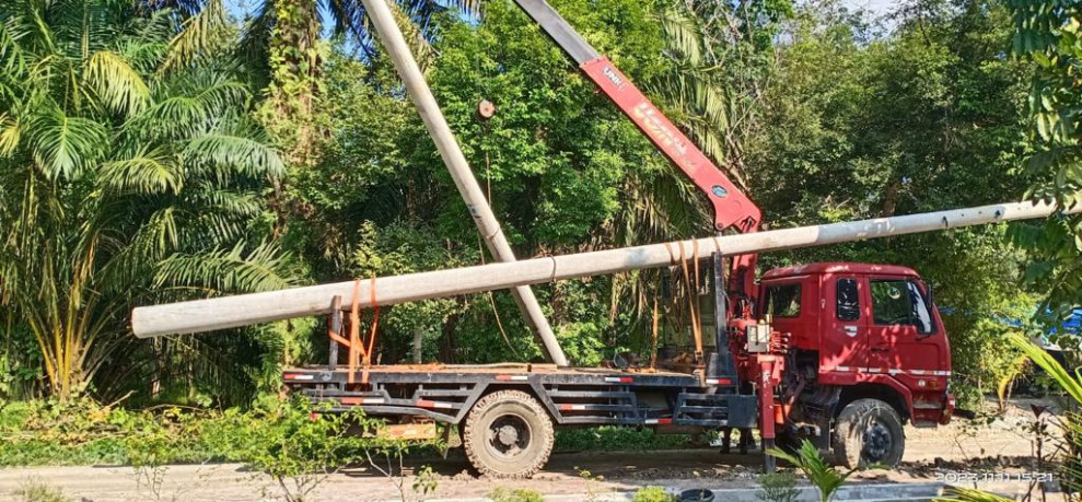 Masyarakat Dusun Jawi Jawi Akhirnya Pasang Tiang Secara Mandiri, Kecewa Pelayanan Buruk Manajer PLN Unit Kampar