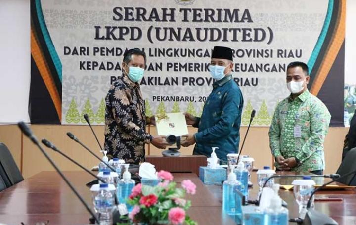Wawako Ayat Cahyadi Serahkan LKPD Pekanbaru 2021 ke BPK RI