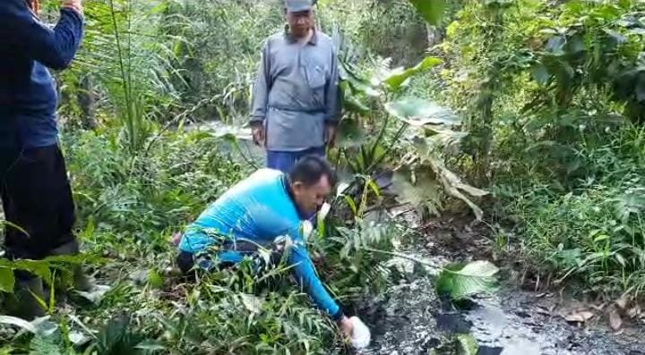 Limbah beracun PKS Yuni Bersaudara di Desa Teluk Paman Timur Kampar Mengalir ke Perkebunan Warga