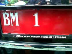 Memalukan, Ada Stiker Iklan Terpasang di Mobdin Pj Gubri