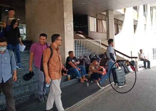 KPK Bawa 1 Koper Usai Ekspos Dugaan Korupsi Flyover Simpang SKA di Kantor Gubernur Riau