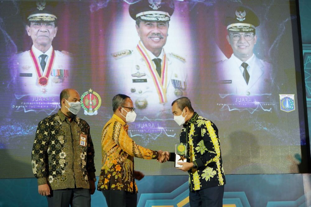 Pemprov Riau Borong Anugerah Adinata Syariah 2022