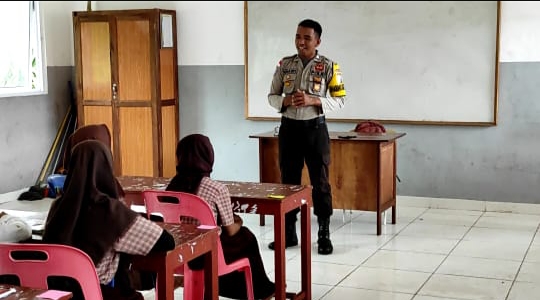 Peringati Hari Pahlawan, Bhabinkamtibmas di Rangsang Ini Bagikan Poster kepada Murid SD.
