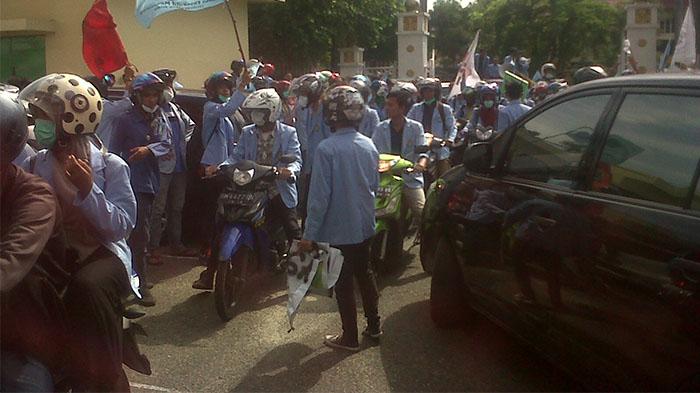 Ratusan Mahasiswa Demo di Kantor Gubri, Kecam Arogansi Rezim Andi Rachman