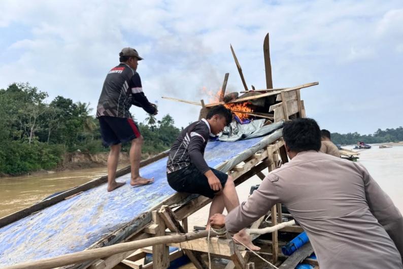 Berantas Penambangan Ilegal, Polisi Tertibkan Aktivitas PETI di Sepanjang Sungai Kuantan