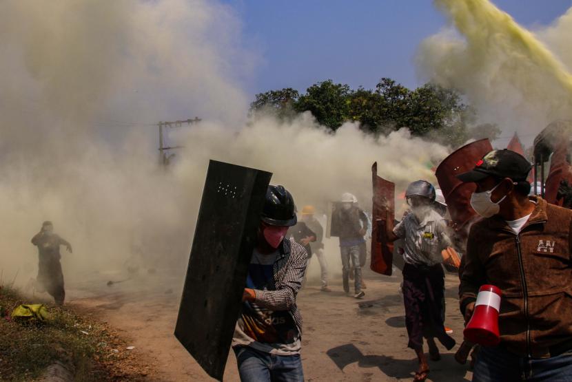 Militer Myanmar Sasar Media