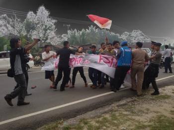 Di Kampar Jokowi Diteriaki Warga dan Didemo Aktivis