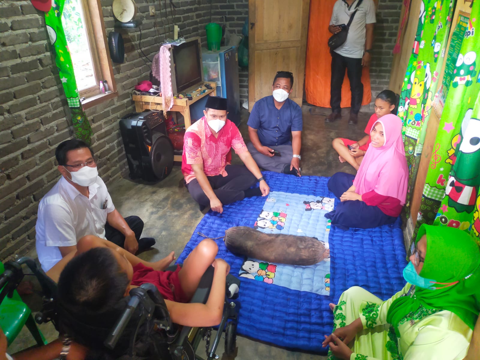 Wabup Sergai Serahkan Bantuan Kursi Roda Kepada Adek Abil Syahputra