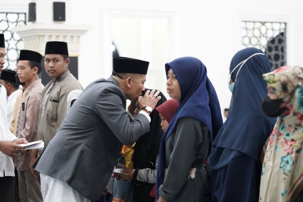 Bupati HM Adil Sholat Berjama'ah Serta Santuni Anak Yatim di Masjid Al Rahmah Desa Banglas