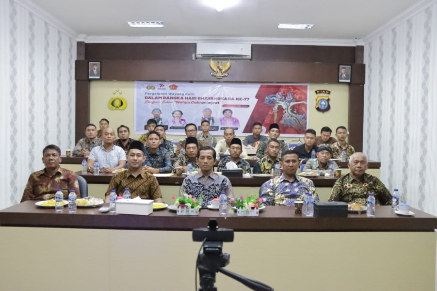 Personel Polres Meranti Nonton Bareng Pagelaran Wayang Kulit Wahyu Cakraningrat