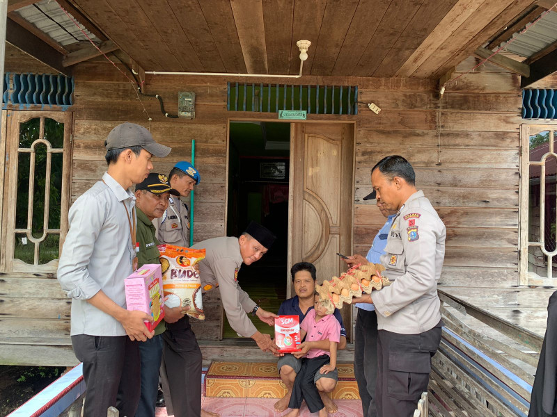 Sobat Kamis Barokah Polsek Merbau Ulurkan Bantuan kepada Keluarga Balita Stunting di Mekarsari