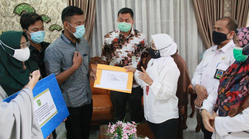 Kadiskes Riau Serahkan Santunan kepada Keluarga Tenaga Medis Meninggal Akibat Covid-19