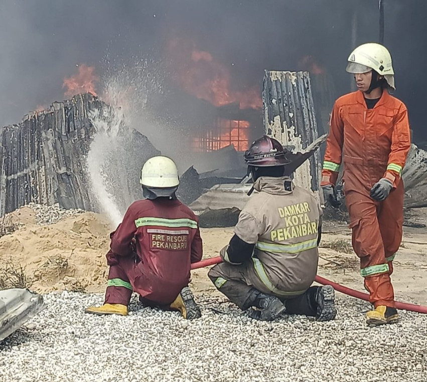 Polisi Selidiki Penyebab Kebakaran Gudang Solar di Marpoyan Damai