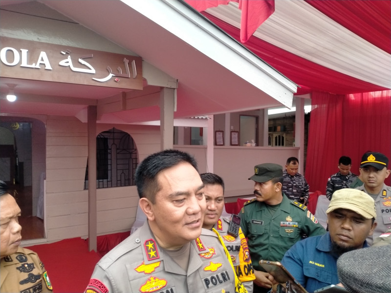 Kapolda Riau Irjenpol Iqbal Bersama Ibuk Ketua Bayangkari Resmi MCK dan Renovasi Mushola Al - Barkah Desa Alah Air.