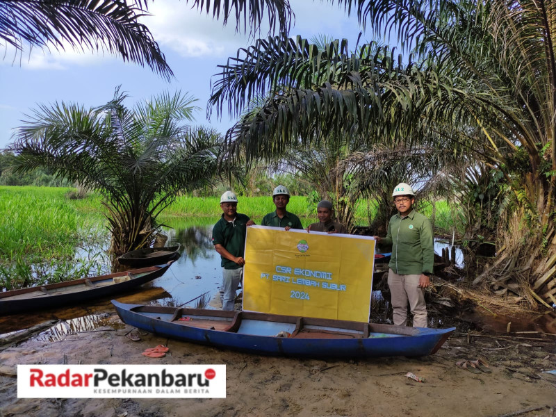 PT Sari Lembah Subur Serahkan Perahu untuk Meningkatkan Ekonomi dan Patroli Karhutla di MPA Genduang