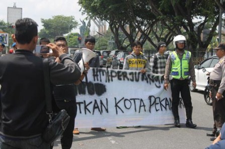 Demo di Polda Riau dan Kejati, Menurut Mahasiswa Walikota Terlibat Korupsi Pemebebasan Lahan Tenayan