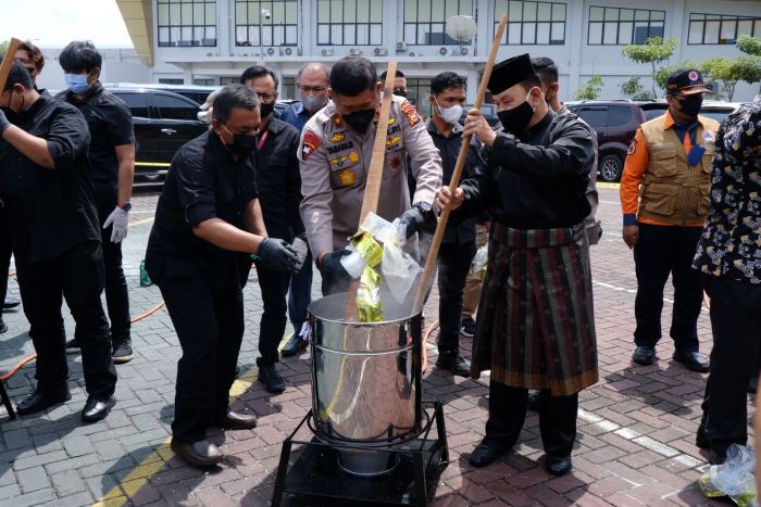 Polda Riau Musnahkan 243 Kg Sabu dan 405.527 Ribu Pil Ekstasi
