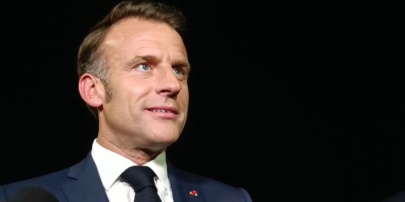 Macron Hampiri Awak Media, Sampaikan Rasa Bahagia Bisa Kunjungi Indonesia