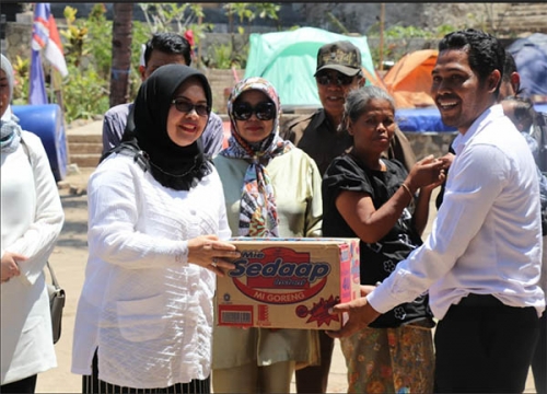 DPRD Provinsi Riau Serahkan Bantuan untuk Korban Gempa Lombok