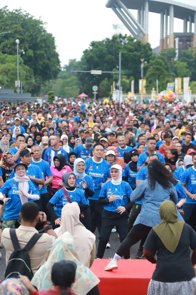 5 ribu Lebih Masyarakat Pekanbaru Hadiri Fun walk Hari Bhayangkara ke 77