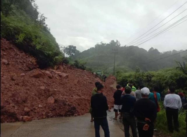 Longsor, Jalan Lintas Riau-Sumbar Belum Bisa Dilewati