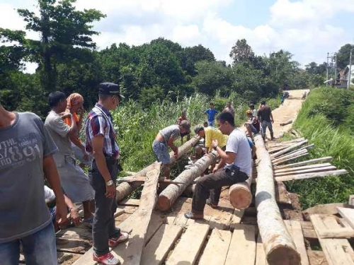 Diterjang Banjir, Jembatan di Desa Anak Talang Nyaris Ambruk