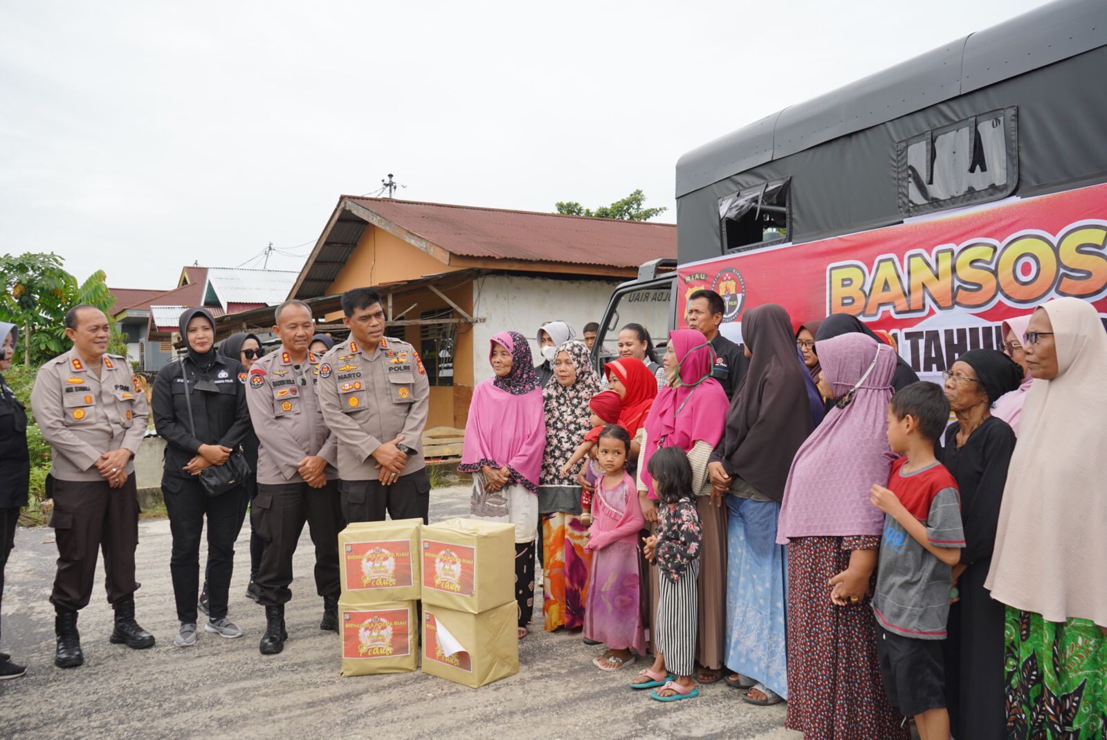 Sempena HUT Humas Polri Ke 71, Bidhumas Polda Riau dan Wartawan Mitra Peduli Salurkan 150 Paket Semb