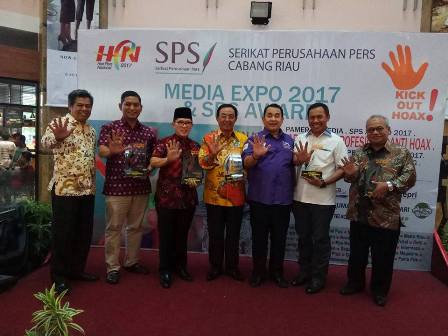 SPS Sarahkan Award 2017 Kepada Kapolda Riau dan Empat Kepala Daerah