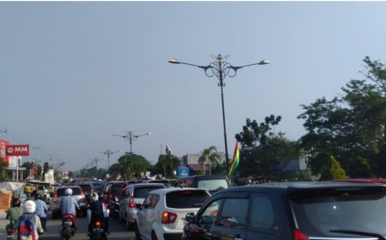 Mendagri Hadiri HUT Damkar ke-100 di Rumbai, Jalan Yos Sudarso Macet Parah