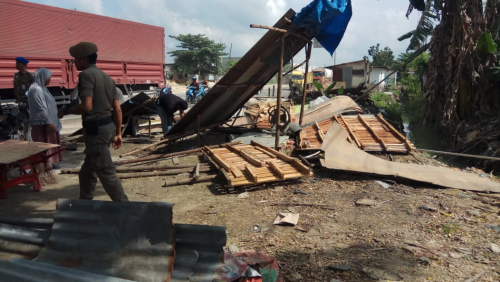 Pemilik Rumah Liar di Jalan Garuda Sakti dan Air Hitam Bongkar Sendiri Bangunannya
