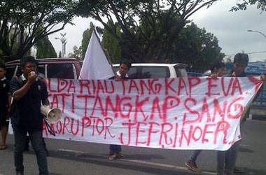 Kebal Hukum Jefry Noer Tak Kunjung Ditangkap, HMOK Minta Kejati Riau Dibubarkan