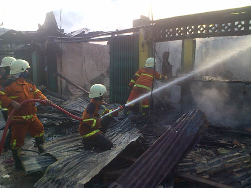 Api Melalap Puluhan Rumah di Jalan Karet Pekanbaru