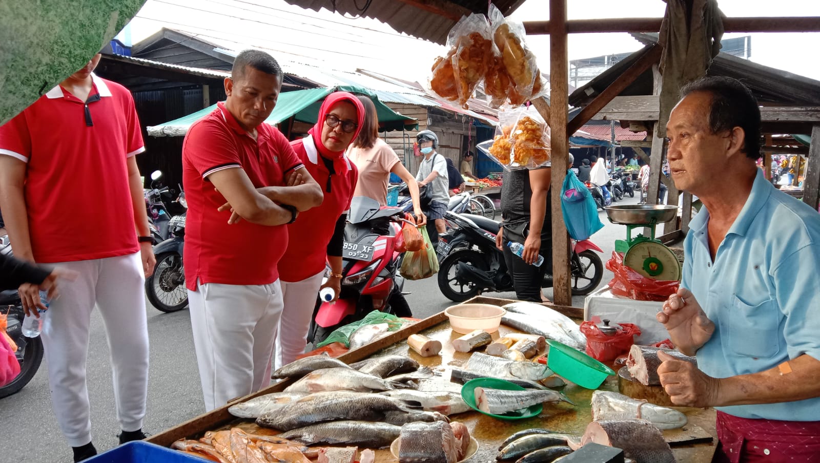 Tinjau Pedagang Pasar, Bupati Meranti HM Adil Borong Dangangan Warga dan Sisihkan Rezkinya