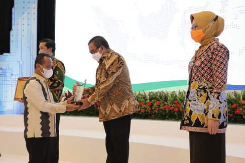 Pemprov Riau Terima Penghargaan dari Menteri Bahlil Lahadalia
