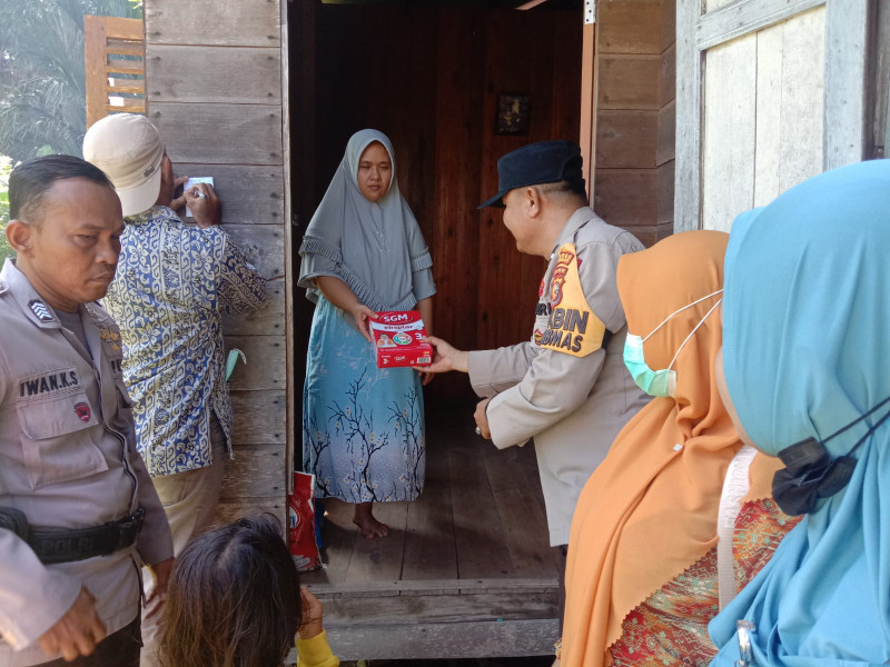 Sobat Kamis Barokah Polsek Merbau Sambangi Dua Balita Stunting di Desa Pelantai