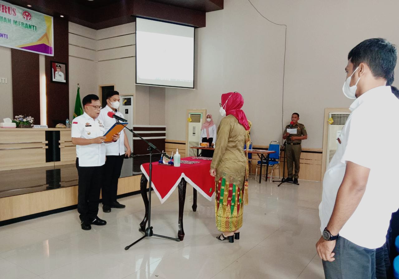 Wabup Asmar lantik pengurus Dekranasda  Meranti
