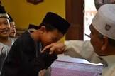 Apa Hukumnya Mencium Tangan Kiai, Habib, dan Ustadz?