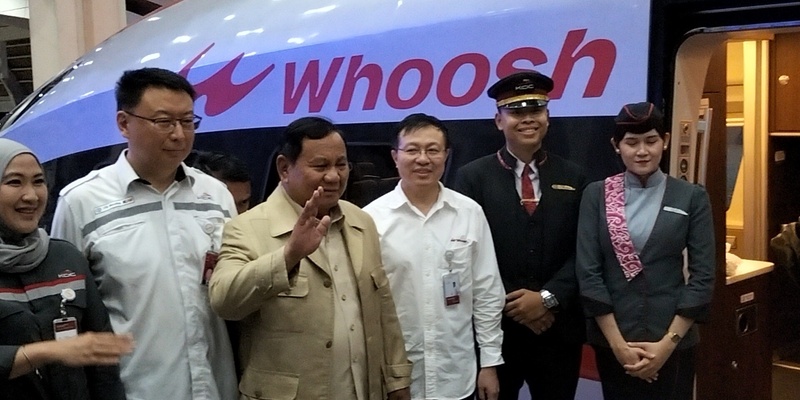 Kunjungan ke Bandung, Prabowo Naik Whoosh Bareng Warga
