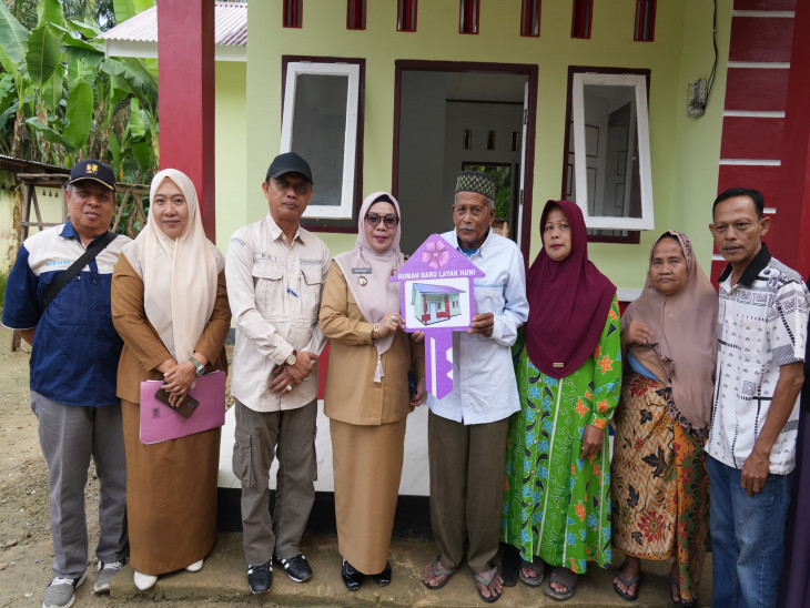 Pastikan Warga Miliki Tempat Tinggal yang Layak, Wabup Kampar Serahkan Kunci Rumah Layak Huni di Kecamatan Siak Hulu dan Kampar Kiri Tengah