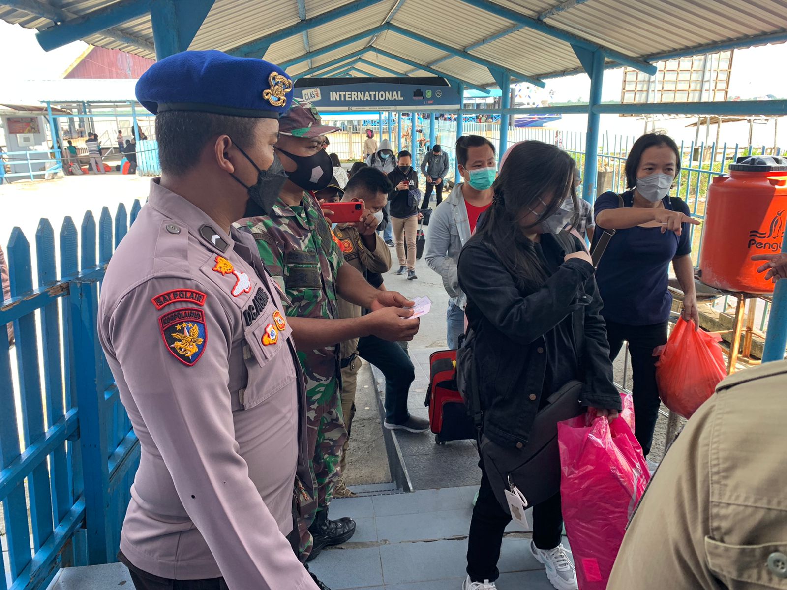 Personil Polairud Meranti Awasi dan Imbau Penerapan Prokes ke Penumpang