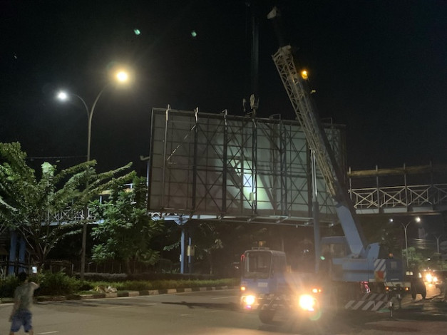 Pemko Pekanbaru Lanjutkan Aksi Bersih-Bersih Reklame Ilegal ke Jalan Riau dan Sekitarnya