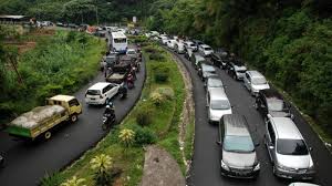 Jalur Lintas Riau - Sumbar Dipadati Kendaraan, Polisi Siaga di Titik Rawan Macet