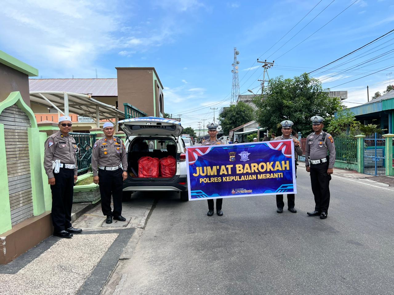 Satlantas Polres Meranti Berbagi Rezeki, Puluhan Nasi Kotak Dibagikan buat Jemaah Salat Jumat
