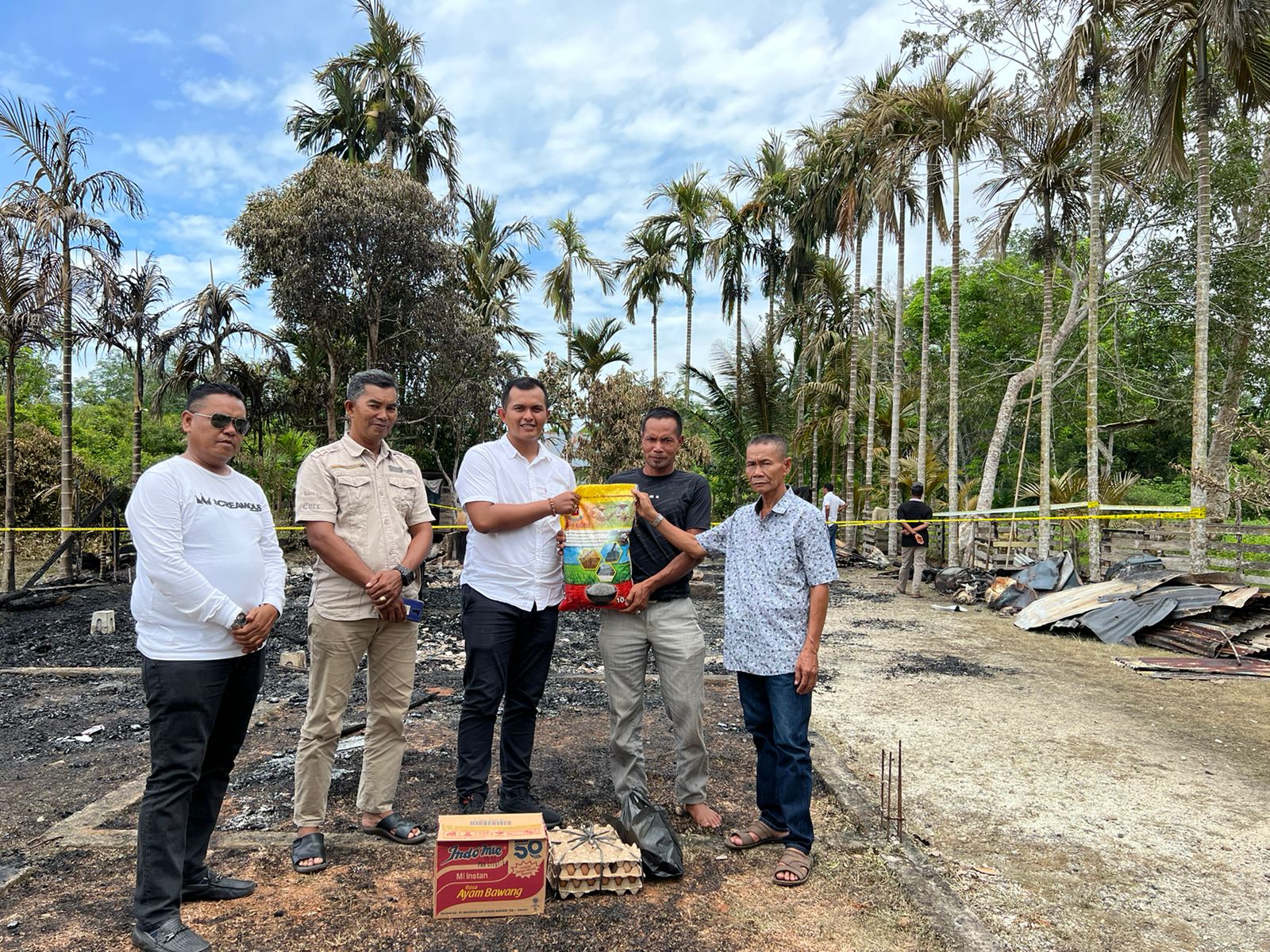Fadhly Adil Salurkan Sembako untuk Korban Kebakaran Rumah di Telukbelitung