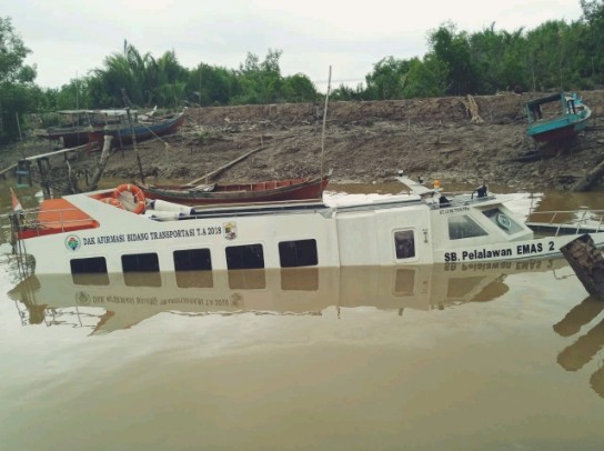 Speed Boat Milik Pemkab Pelalawan Dibiarkan Tenggelam