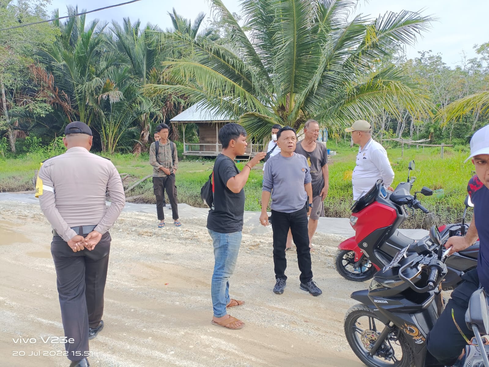 Wakil Bupati H.Asmar Tinjau Langsung Penimbunan Jalan Base di Desa Bandul.
